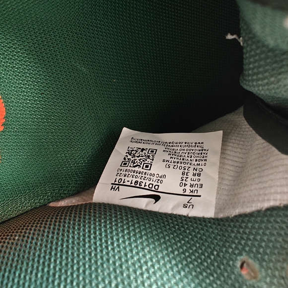 Unisex Nike Low Dunks - Picture 2 of 2